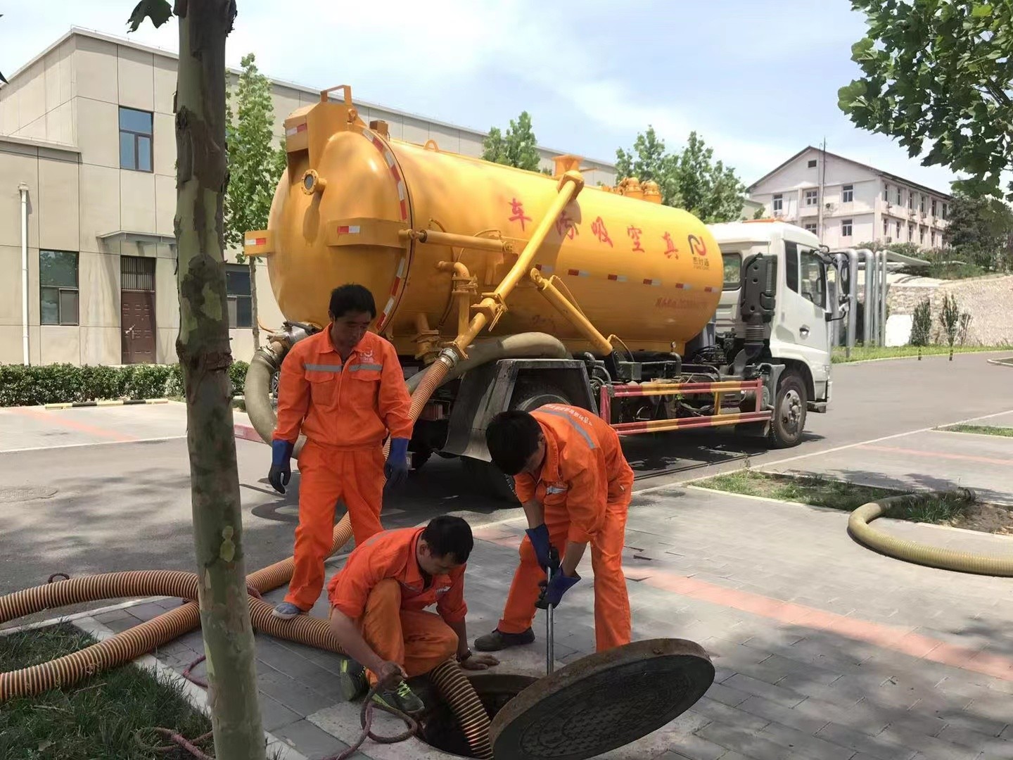 都兰管道疏通车停在窨井附近