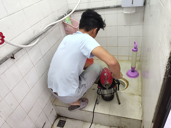 都兰管道堵塞冒臭气 专业师傅现场解决问题